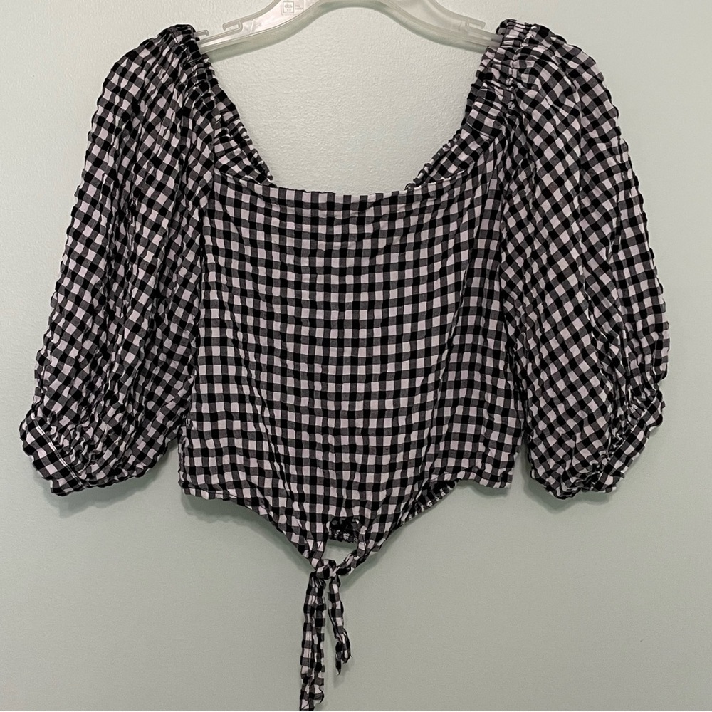 Such a fun crop top! Size M off the shoulder top. Black and white checkered.